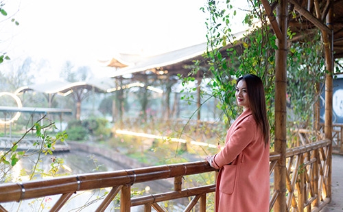 成人AV电影蜜桃打卡游玩拍照